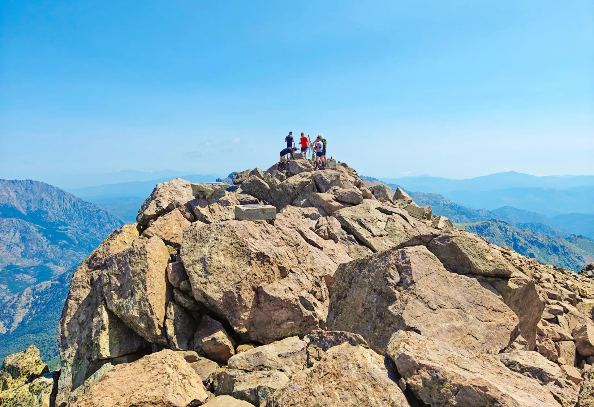 monte cinto peak hikers